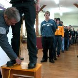 Les mensurations sont prisent pour pouvoir remettre des uniformes aux recrues.